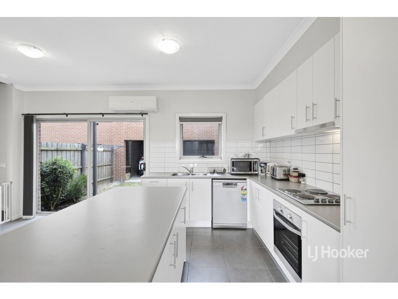 10/64 Escapade Boulevard, Craigieburn VIC 3064