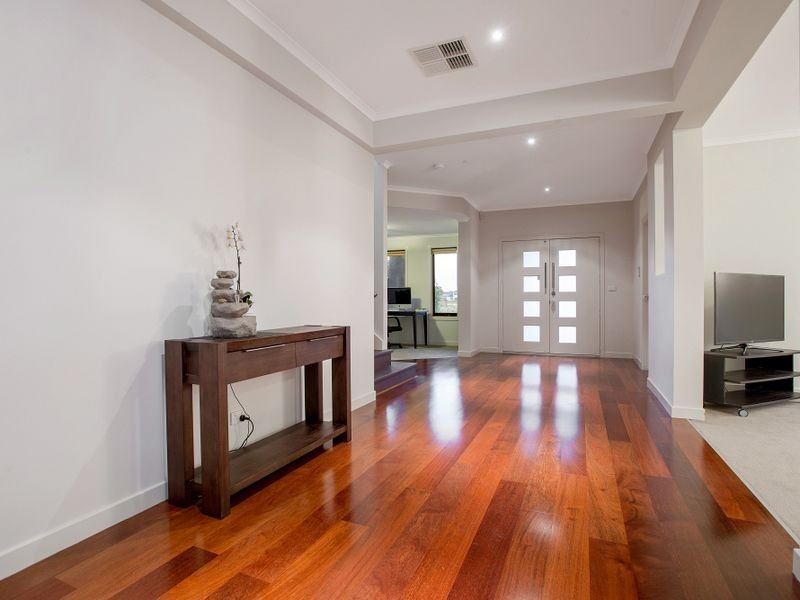 24 North Shore Drive, Sanctuary Lakes VIC 3030