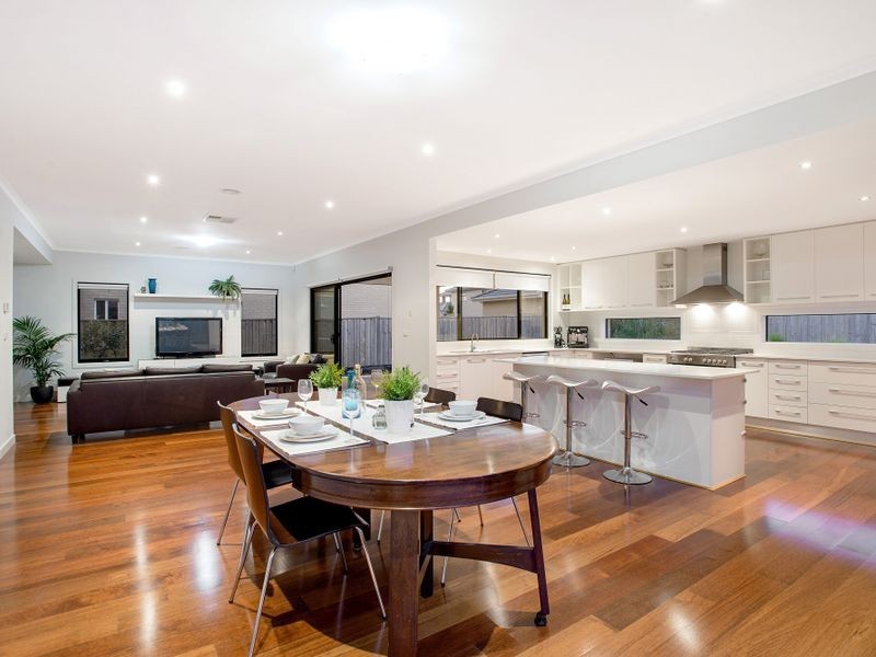 24 North Shore Drive, Sanctuary Lakes VIC 3030