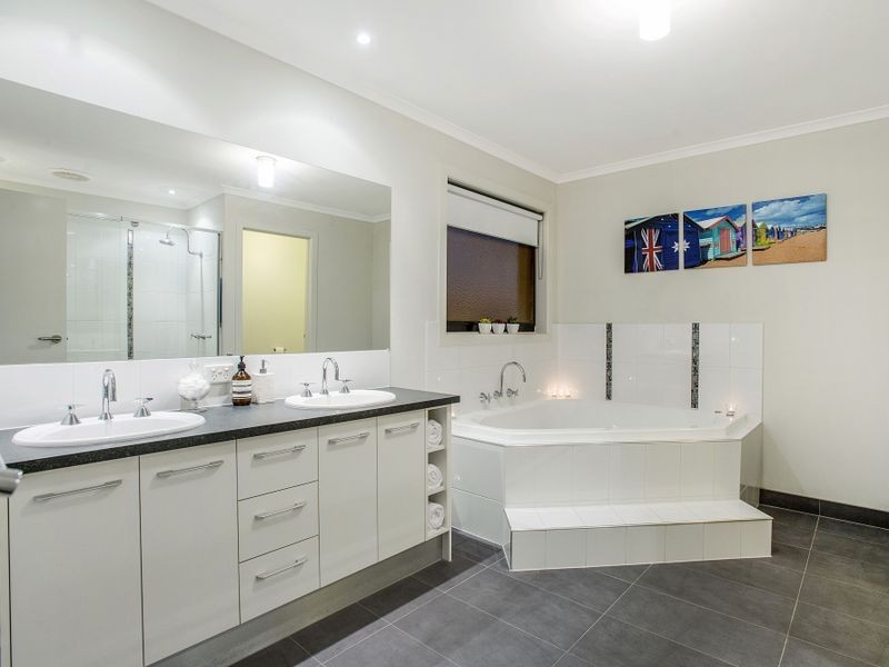 24 North Shore Drive, Sanctuary Lakes VIC 3030