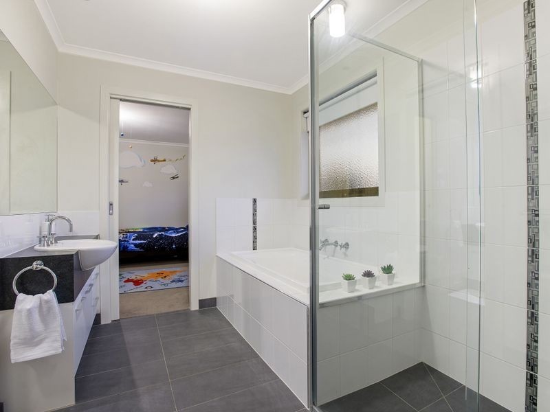 24 North Shore Drive, Sanctuary Lakes VIC 3030