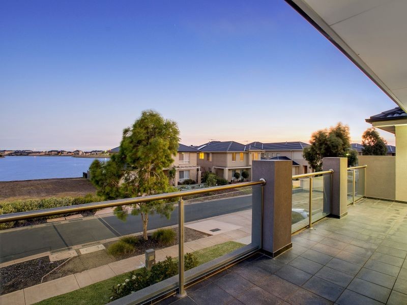 24 North Shore Drive, Sanctuary Lakes VIC 3030