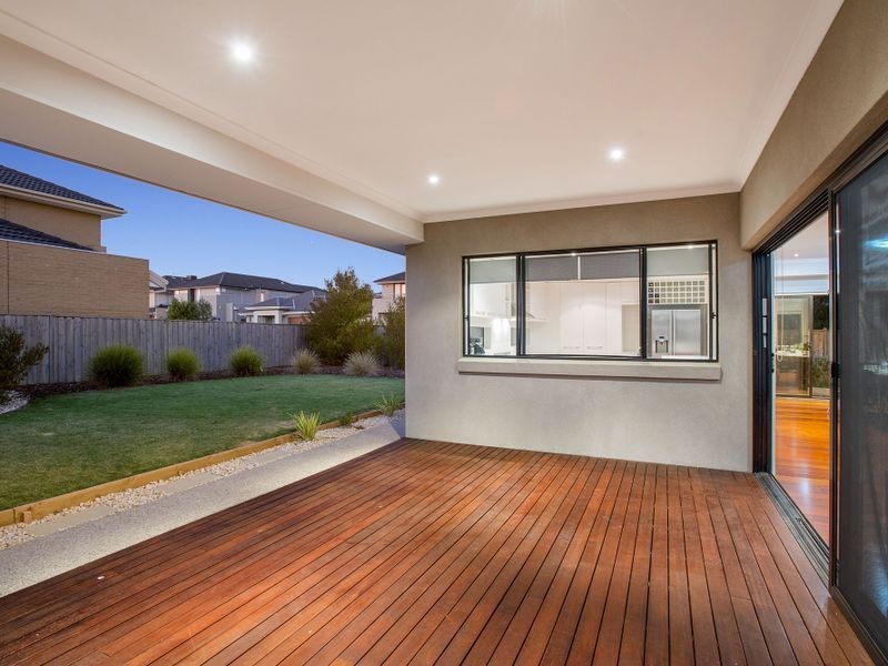 24 North Shore Drive, Sanctuary Lakes VIC 3030