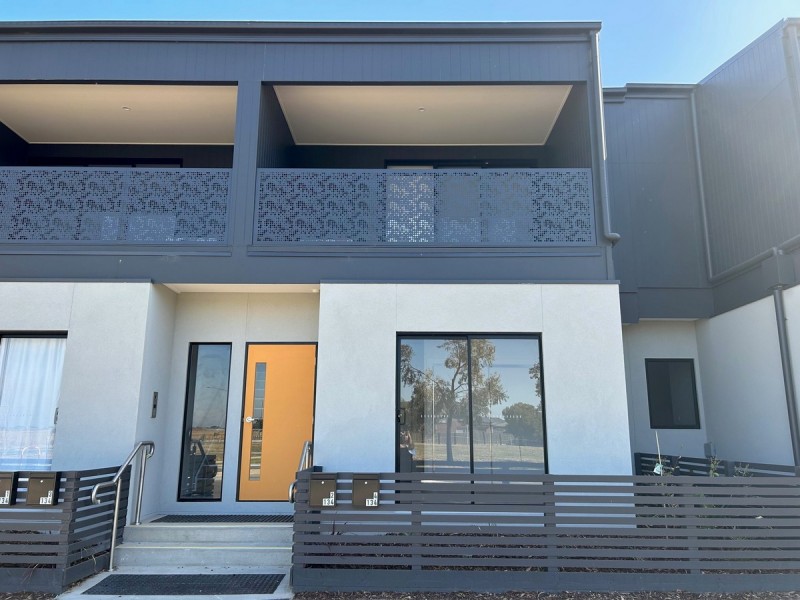 4/134 Grassbird Drive, Point Cook VIC 3030