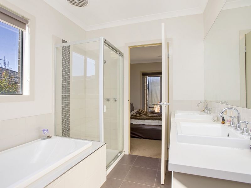 14 Grandiflora Grove, Point Cook VIC 3030