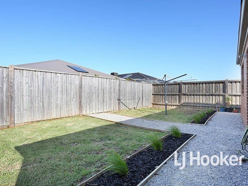 11 Whitecaps Avenue, Point Cook VIC 3030