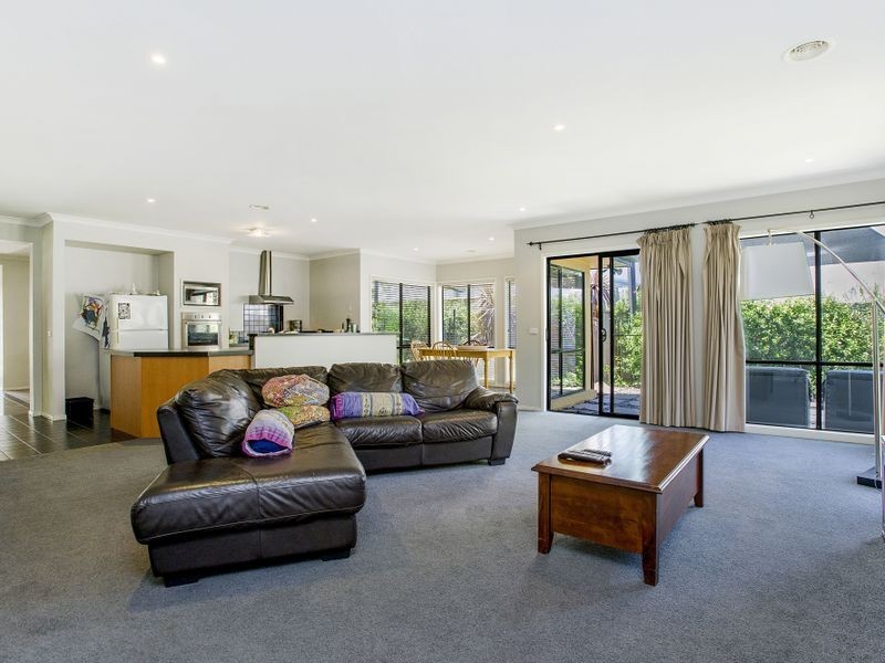 48 Scenic Drive, Sanctuary Lakes VIC 3030
