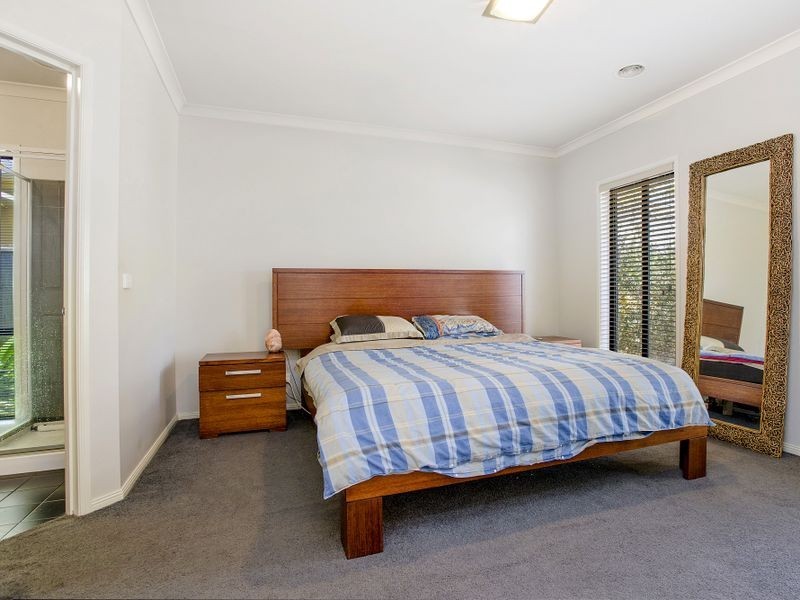 48 Scenic Drive, Sanctuary Lakes VIC 3030