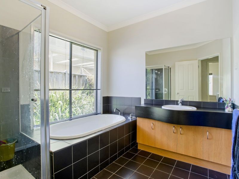 48 Scenic Drive, Sanctuary Lakes VIC 3030