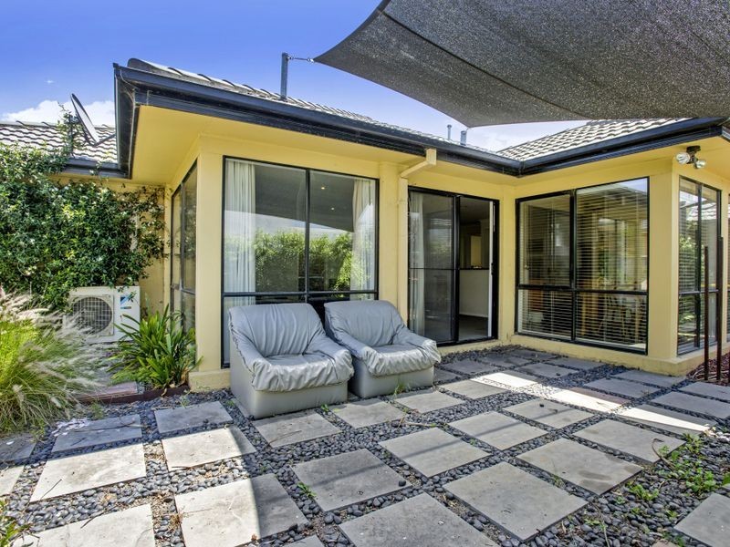 48 Scenic Drive, Sanctuary Lakes VIC 3030