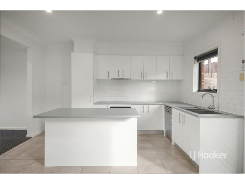 8/205 James Mirams Drive, Roxburgh Park VIC 3064