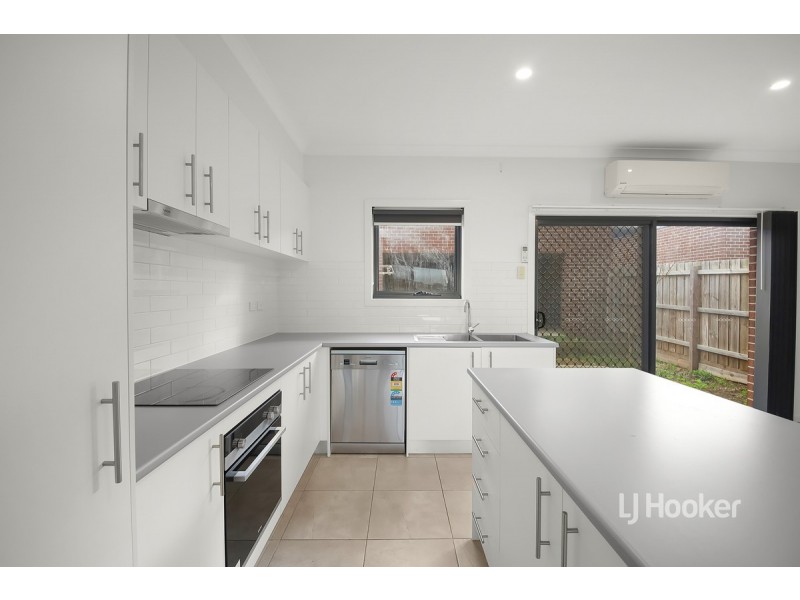 8/205 James Mirams Drive, Roxburgh Park VIC 3064