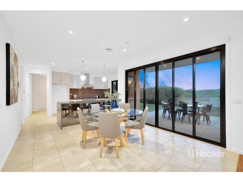 16 Ellis Close, Sanctuary Lakes VIC 3030