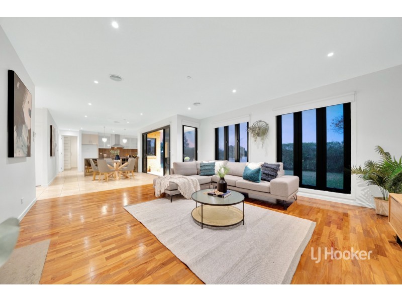 16 Ellis Close, Sanctuary Lakes VIC 3030