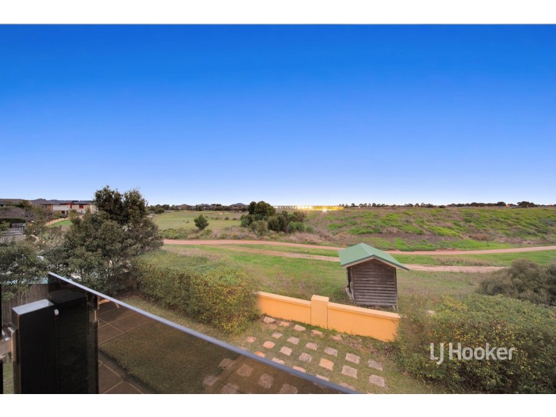 16 Ellis Close, Sanctuary Lakes VIC 3030