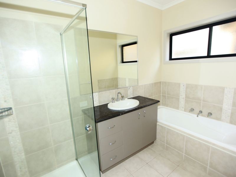 14 Freshwater Point, Sanctuary Lakes VIC 3030