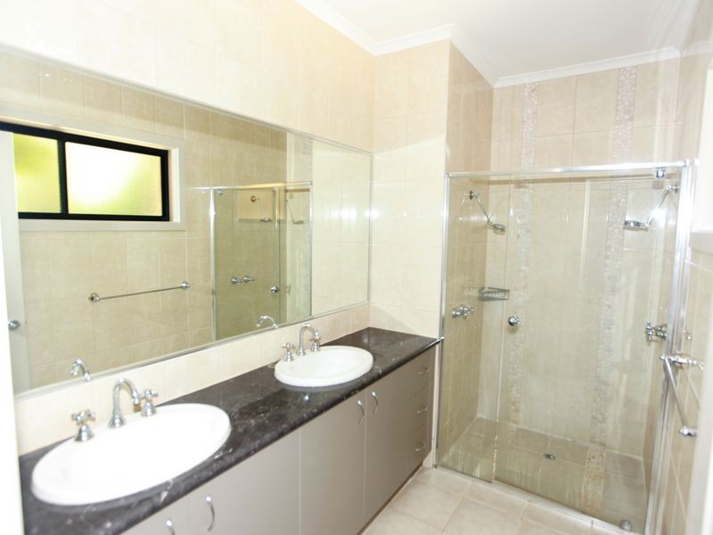 14 Freshwater Point, Sanctuary Lakes VIC 3030