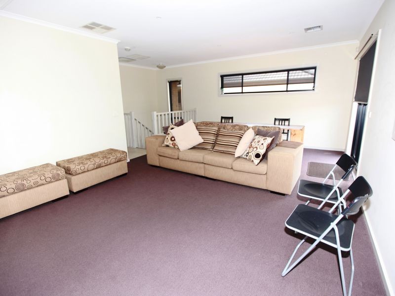 14 Freshwater Point, Sanctuary Lakes VIC 3030