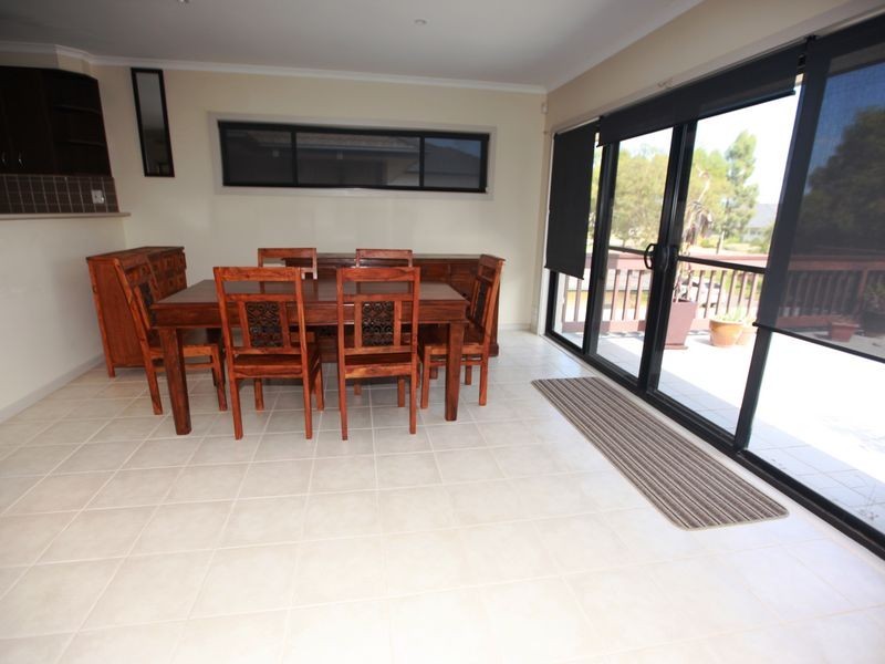 14 Freshwater Point, Sanctuary Lakes VIC 3030