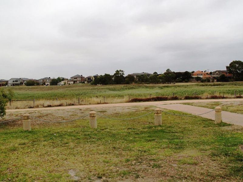 14 Freshwater Point, Sanctuary Lakes VIC 3030