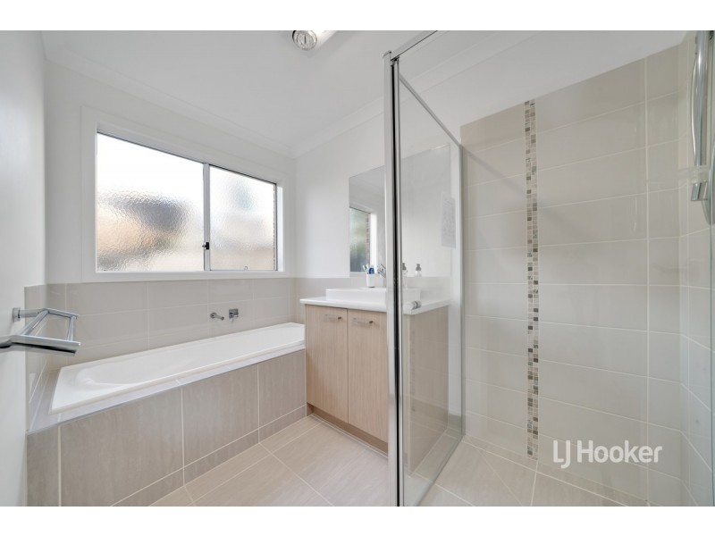 98 Waterhaven Boulevard, Point Cook VIC 3030