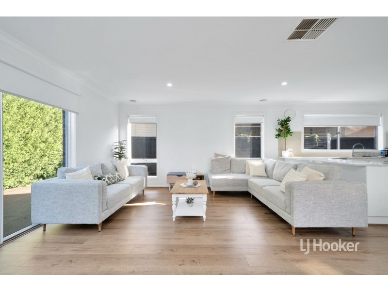 98 Waterhaven Boulevard, Point Cook VIC 3030