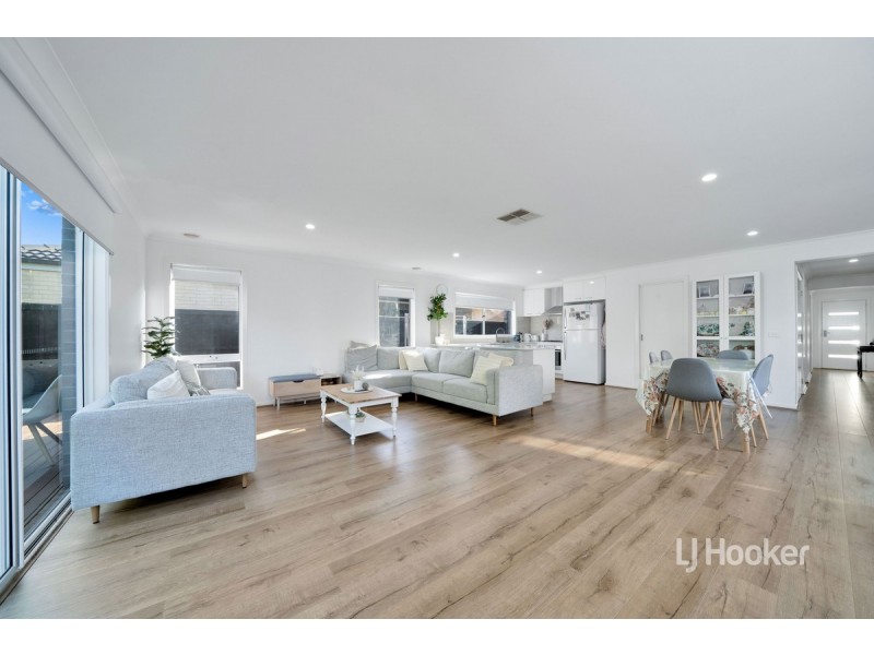 98 Waterhaven Boulevard, Point Cook VIC 3030