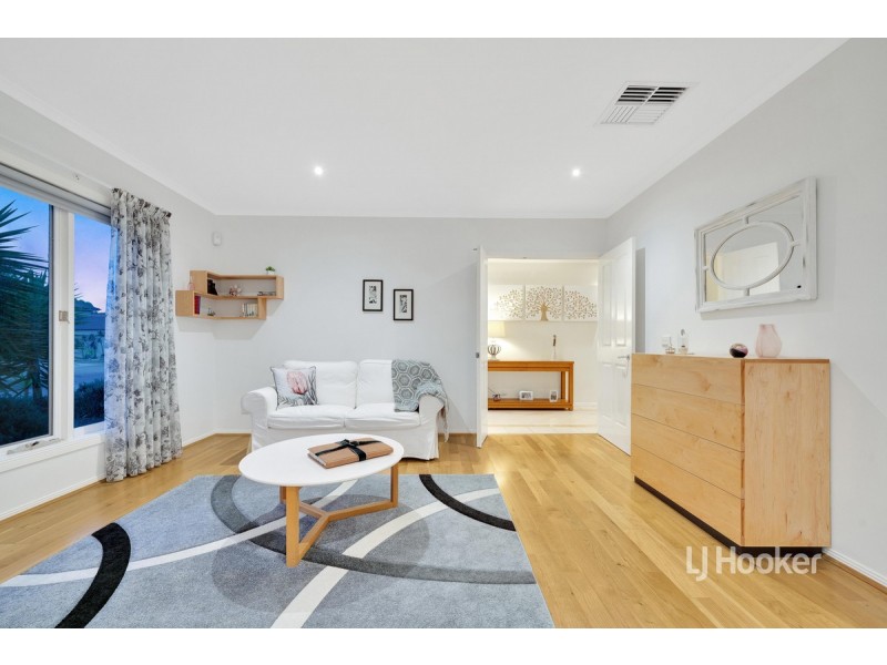 8 Morning Close, Sanctuary Lakes VIC 3030