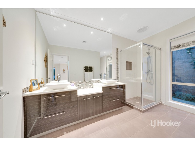 8 Morning Close, Sanctuary Lakes VIC 3030