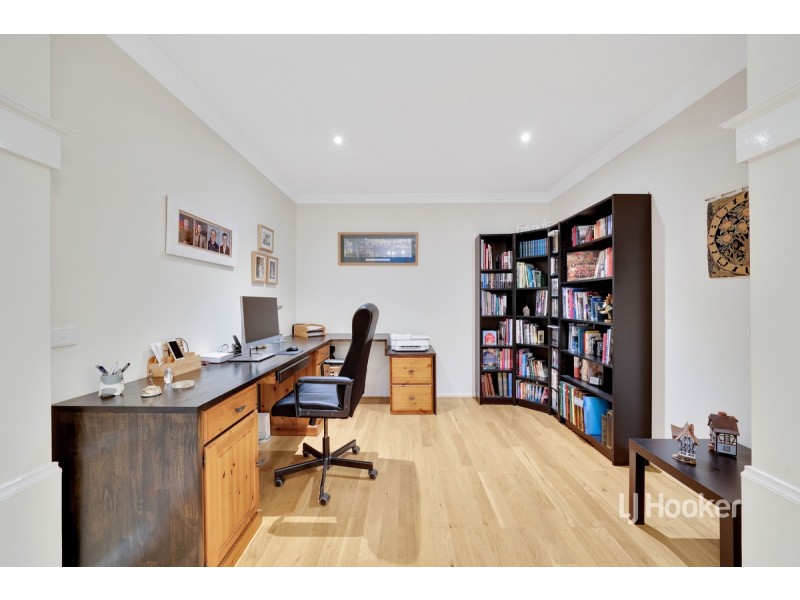 8 Morning Close, Sanctuary Lakes VIC 3030