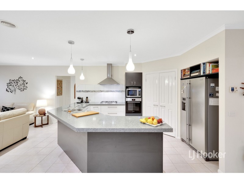 8 Morning Close, Sanctuary Lakes VIC 3030