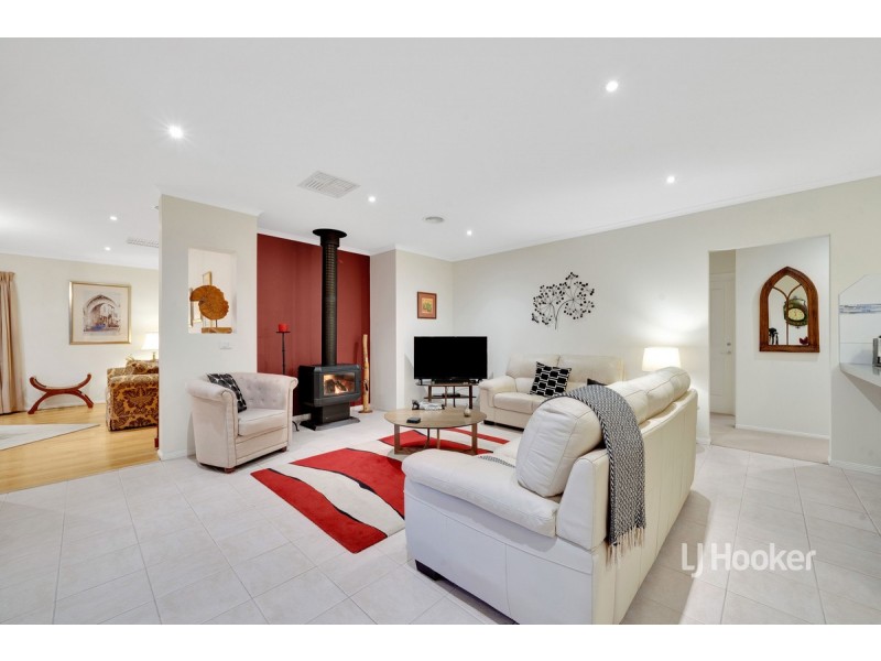 8 Morning Close, Sanctuary Lakes VIC 3030