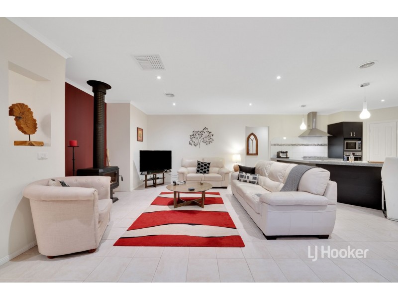 8 Morning Close, Sanctuary Lakes VIC 3030