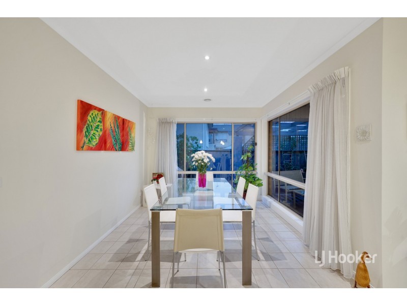 8 Morning Close, Sanctuary Lakes VIC 3030