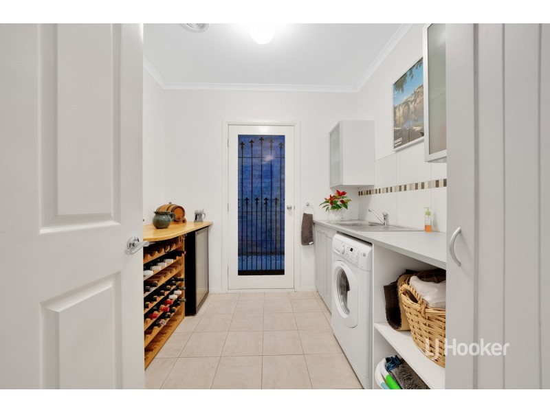 8 Morning Close, Sanctuary Lakes VIC 3030