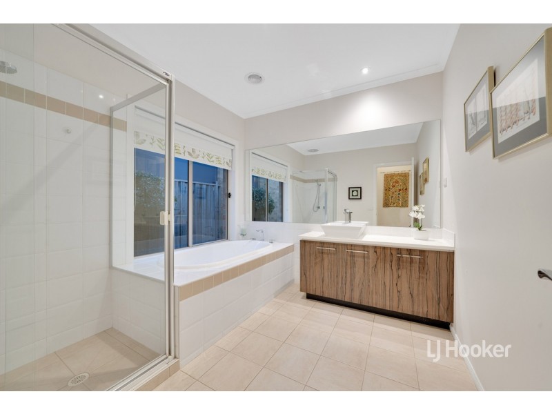 8 Morning Close, Sanctuary Lakes VIC 3030