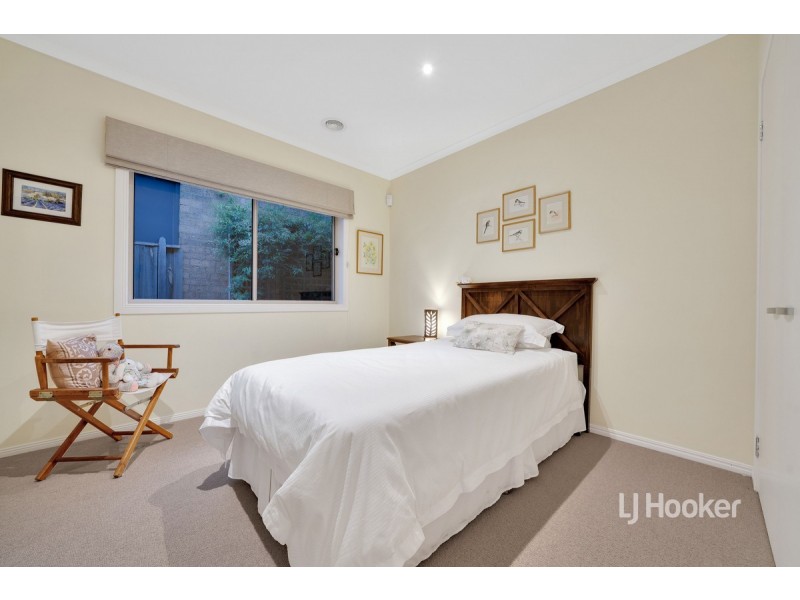 8 Morning Close, Sanctuary Lakes VIC 3030