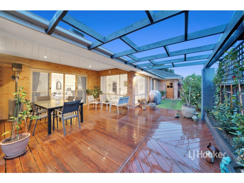 8 Morning Close, Sanctuary Lakes VIC 3030