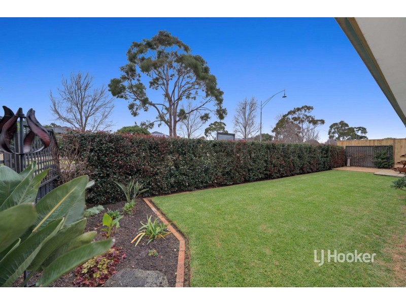 8 Morning Close, Sanctuary Lakes VIC 3030