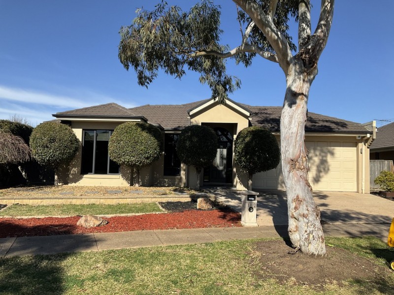 12 Half Moon Terrace, Sanctuary Lakes VIC 3030