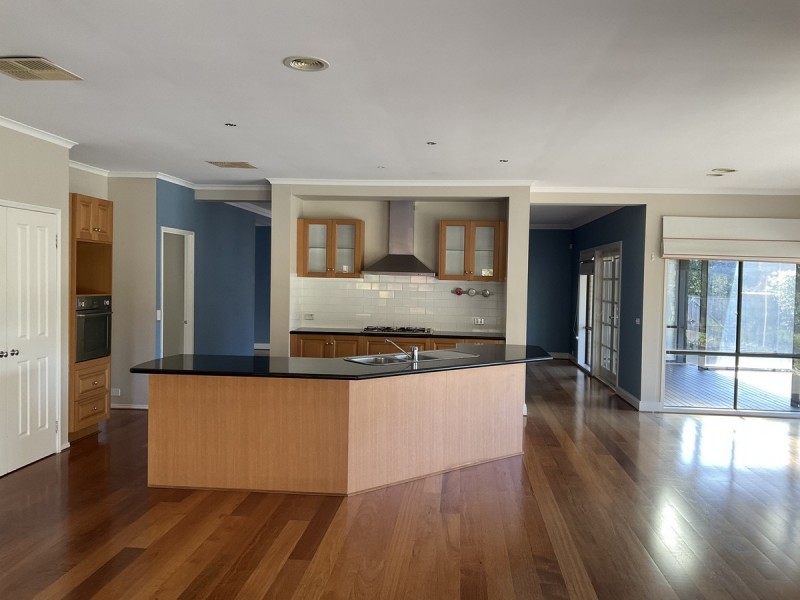 12 Half Moon Terrace, Sanctuary Lakes VIC 3030