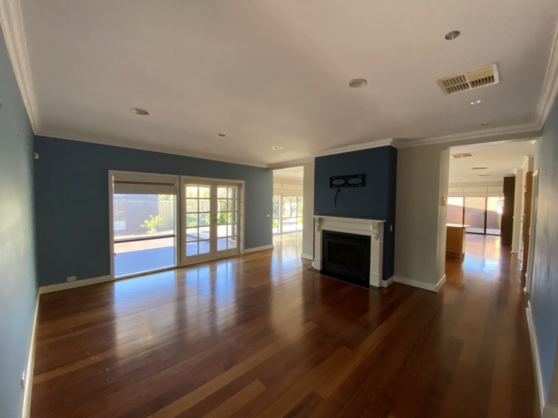 12 Half Moon Terrace, Sanctuary Lakes VIC 3030