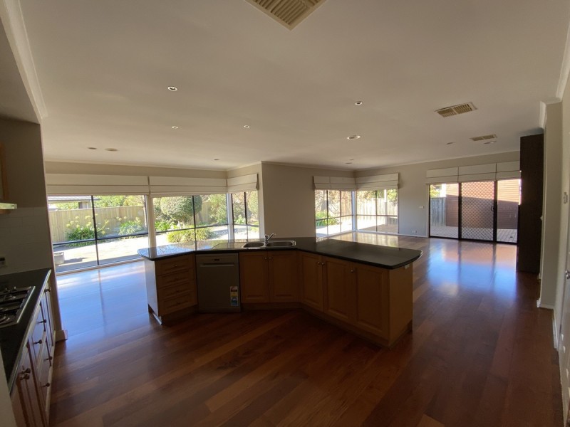 12 Half Moon Terrace, Sanctuary Lakes VIC 3030