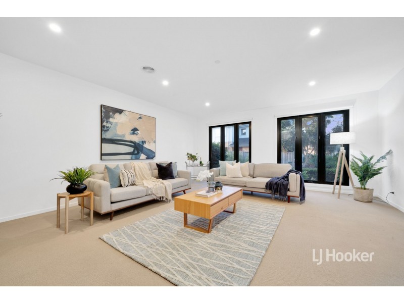 16 Ellis Close, Sanctuary Lakes VIC 3030