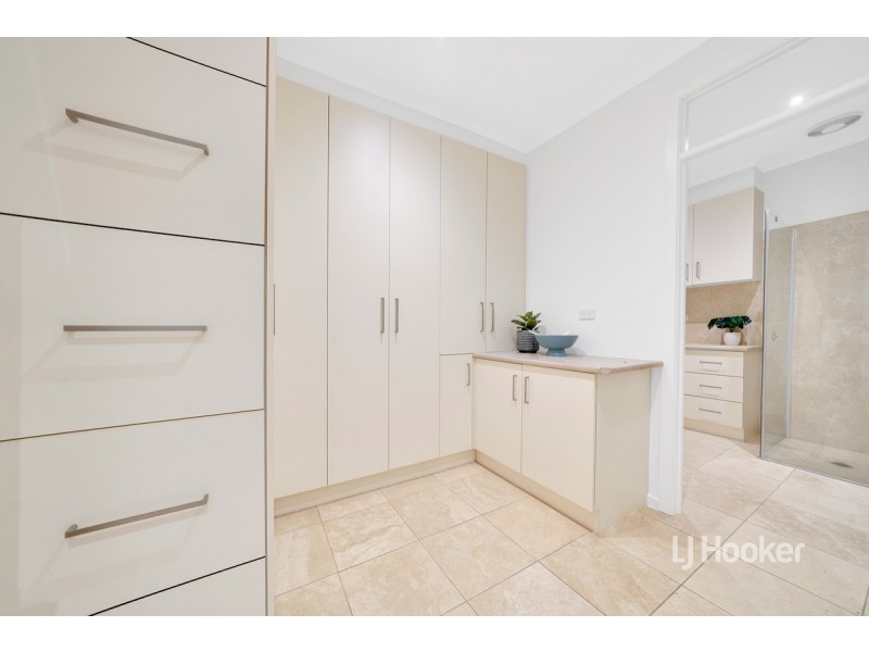 16 Ellis Close, Sanctuary Lakes VIC 3030