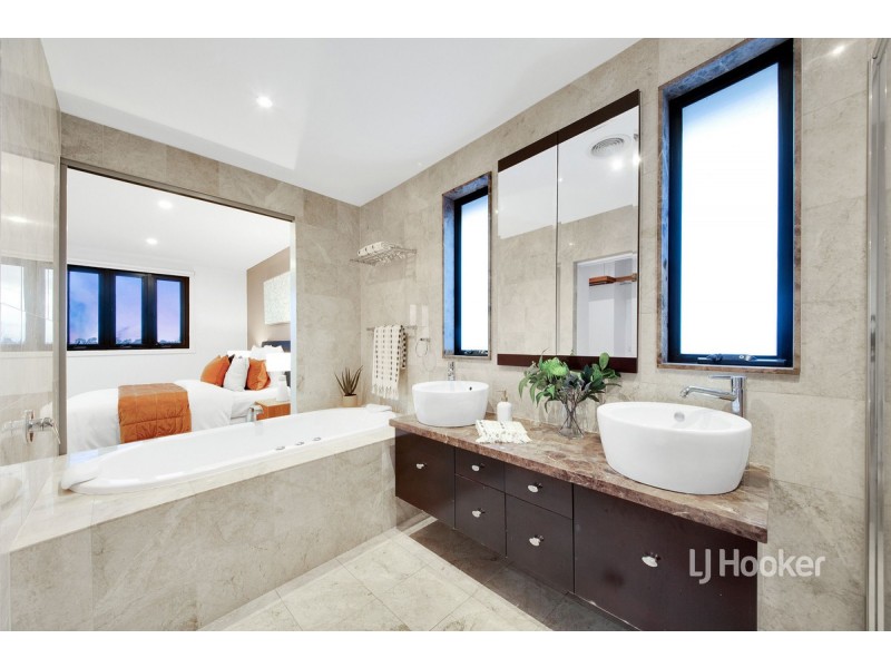 16 Ellis Close, Sanctuary Lakes VIC 3030