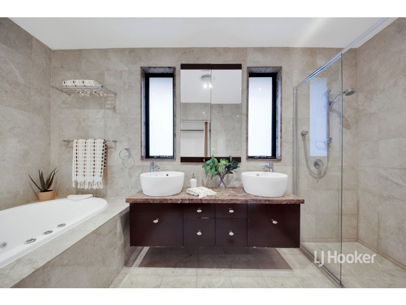 16 Ellis Close, Sanctuary Lakes VIC 3030