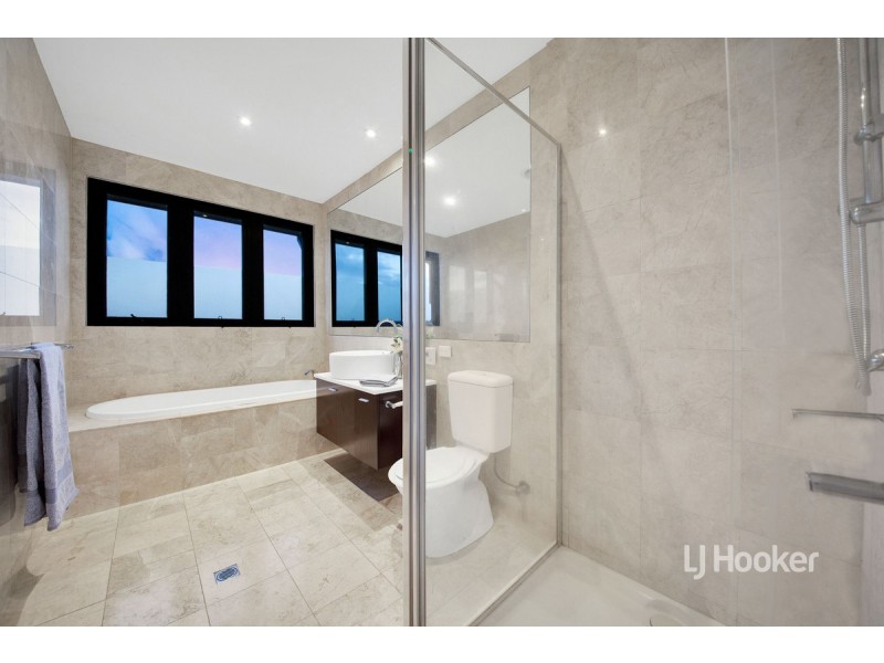 16 Ellis Close, Sanctuary Lakes VIC 3030