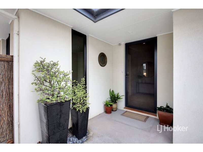 44 Signature Boulevard, Sanctuary Lakes VIC 3030