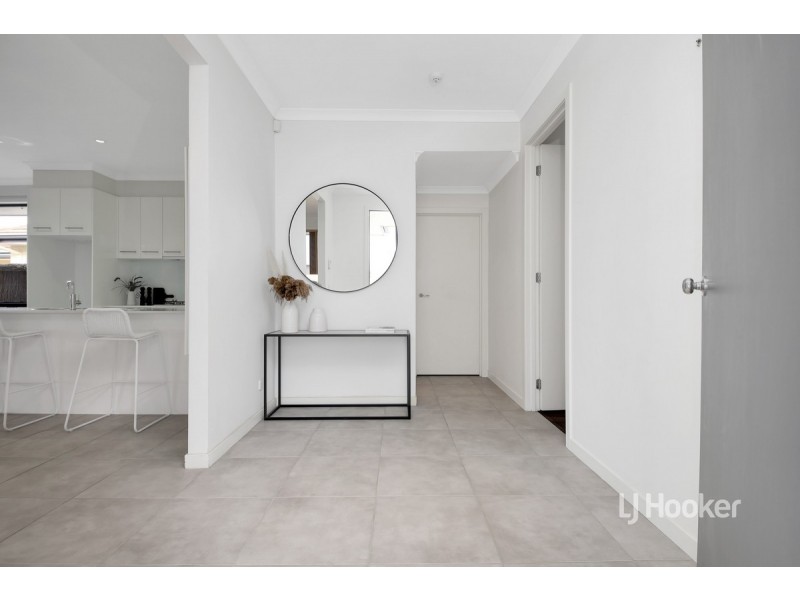 44 Signature Boulevard, Sanctuary Lakes VIC 3030
